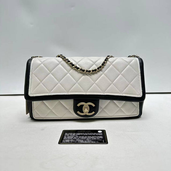 Chanel/CC Quilted Graphic Medium Flap White/Black CPU0518
